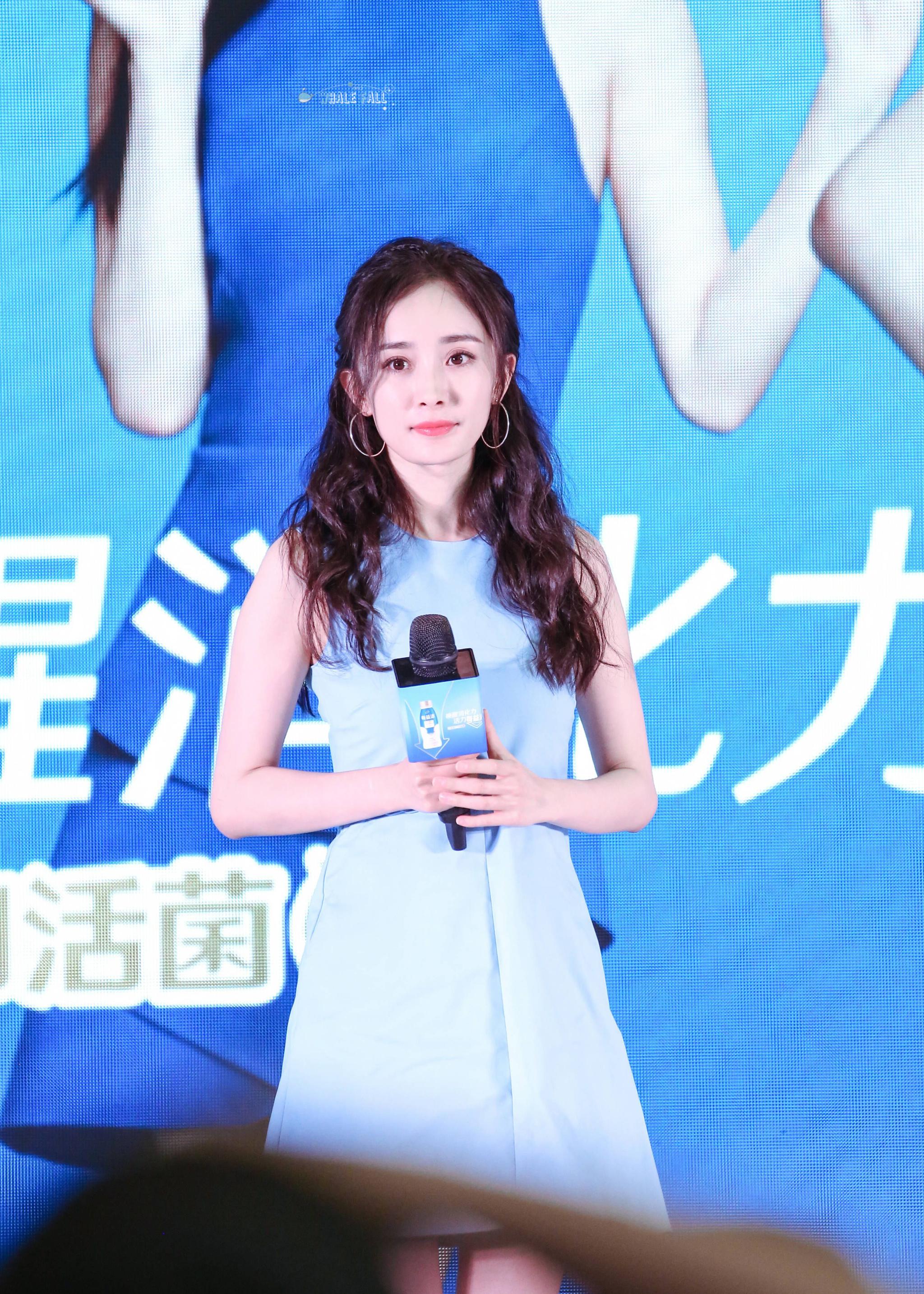 杨幂穿蓝色连衣裙亮相品牌代言活动,皮肤白皙面带微笑