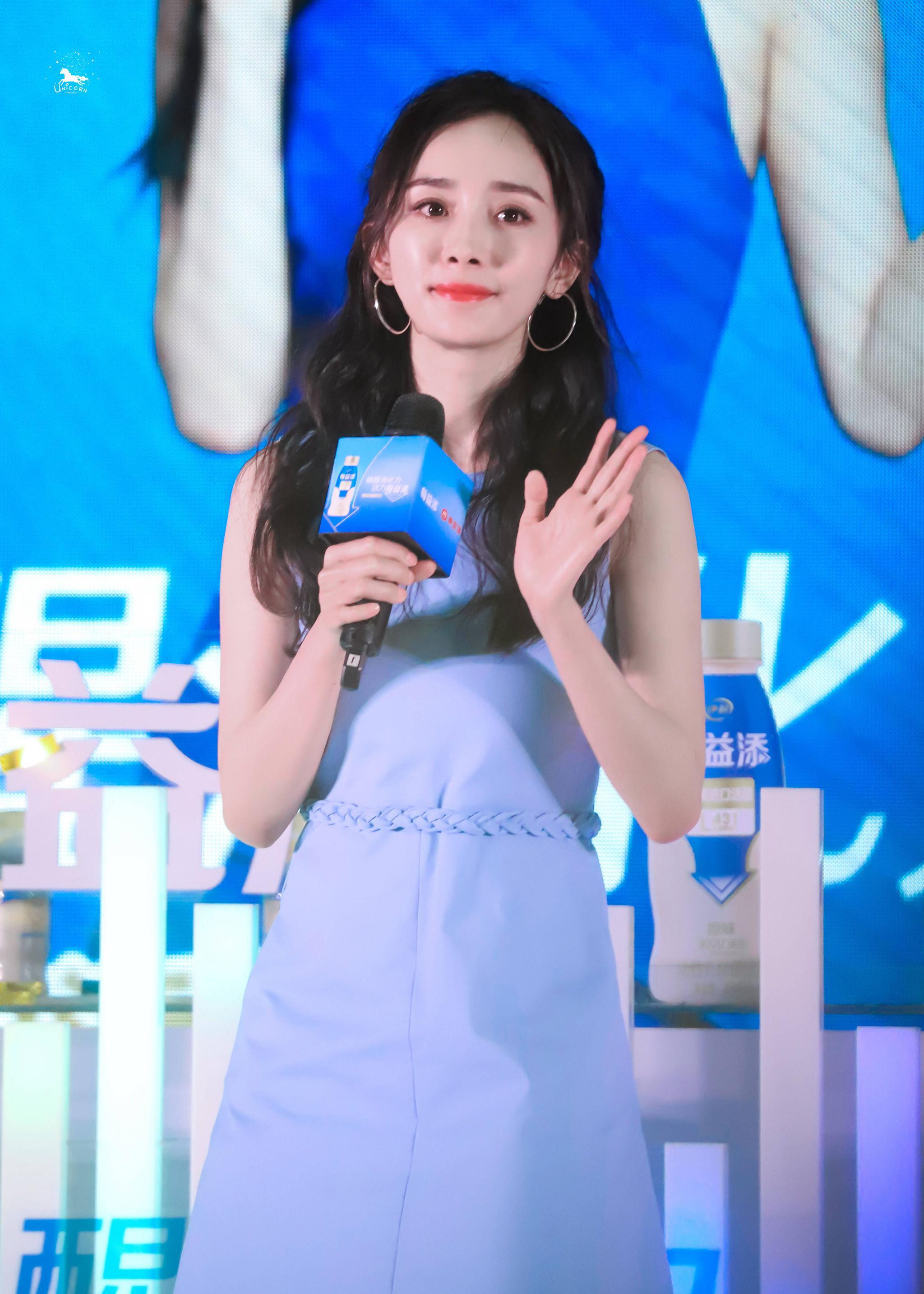 杨幂穿蓝色连衣裙亮相品牌代言活动,皮肤白皙面带微笑