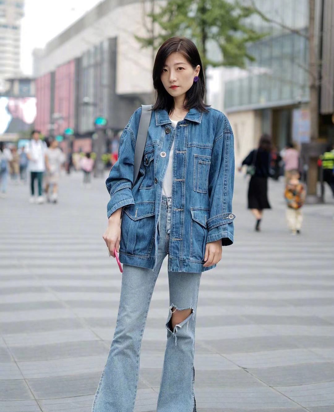 街拍,小姐姐深色牛仔外套搭配浅色牛仔裤,气质休闲时尚