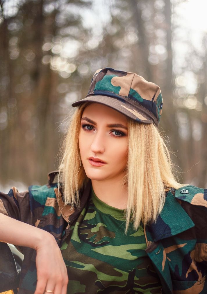 19岁俄罗斯女兵对追求者放话:打得过我再说