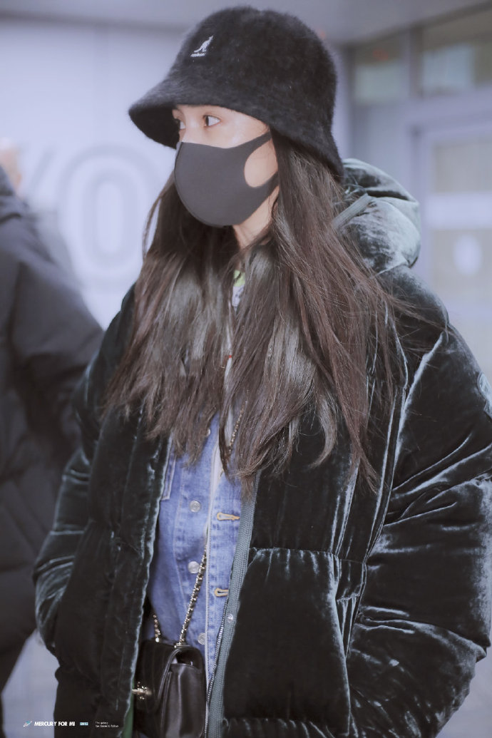 杨幂穿丝绒外套搭配阔腿牛仔裤现身机场,戴黑色渔夫帽和口罩遮面