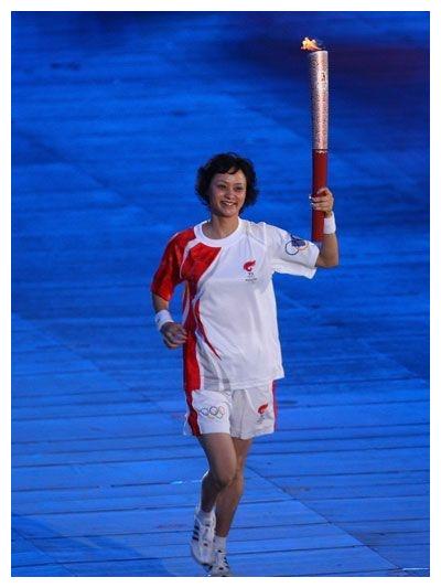 离婚后的高敏带着儿子来到加拿大调养身心,并且结识了现任丈夫陈志刚