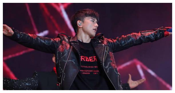 张杰演唱会现场,明星云集,他对谢娜的介绍让全场沸腾!