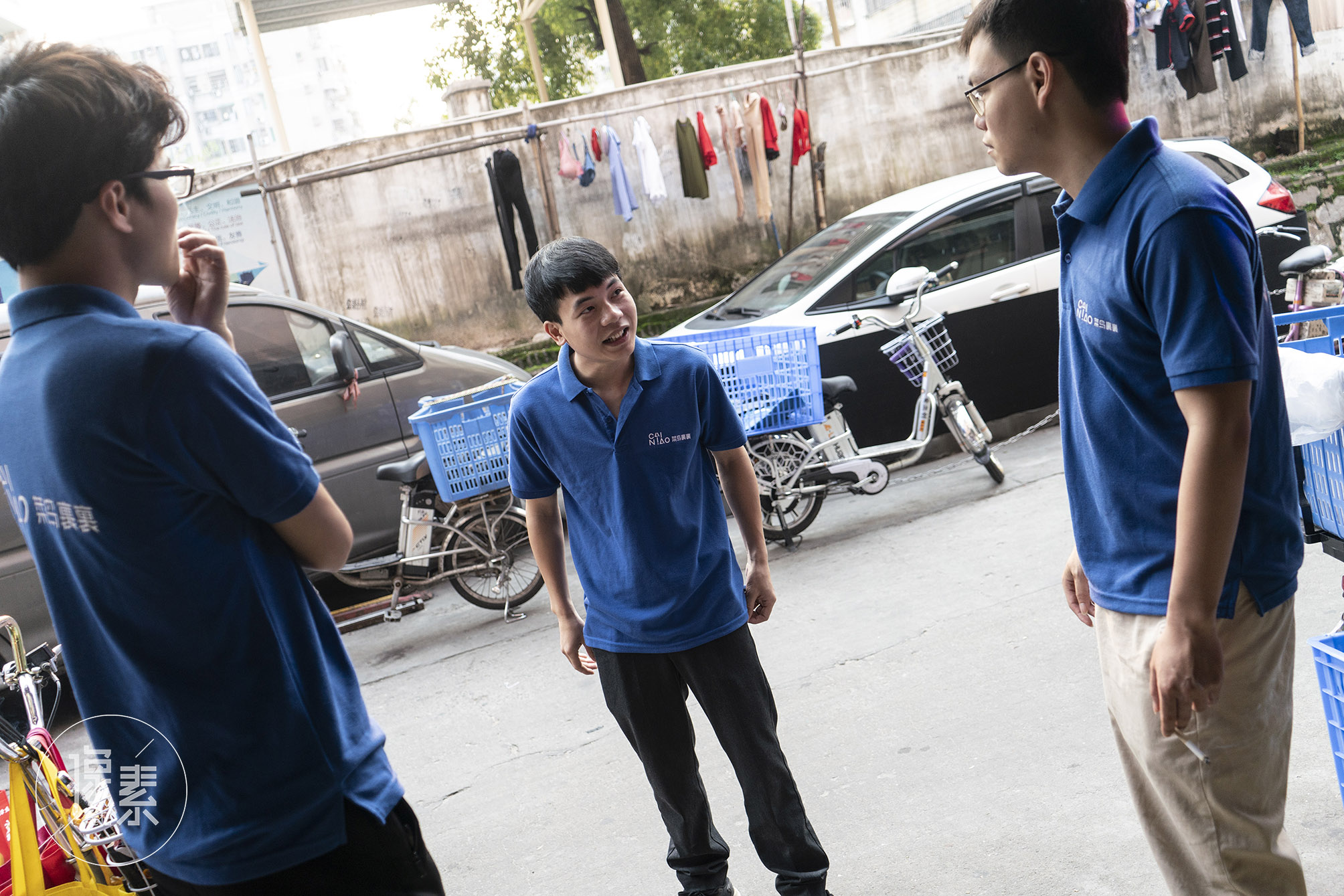 后来,两个小伙子又认识了已经毕业的往届生站点老板赵书林,李昭澎.