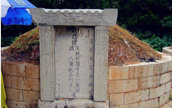 郭沫若的墓地,鲁迅的墓地,他们同是"文豪",为何差别如此大?