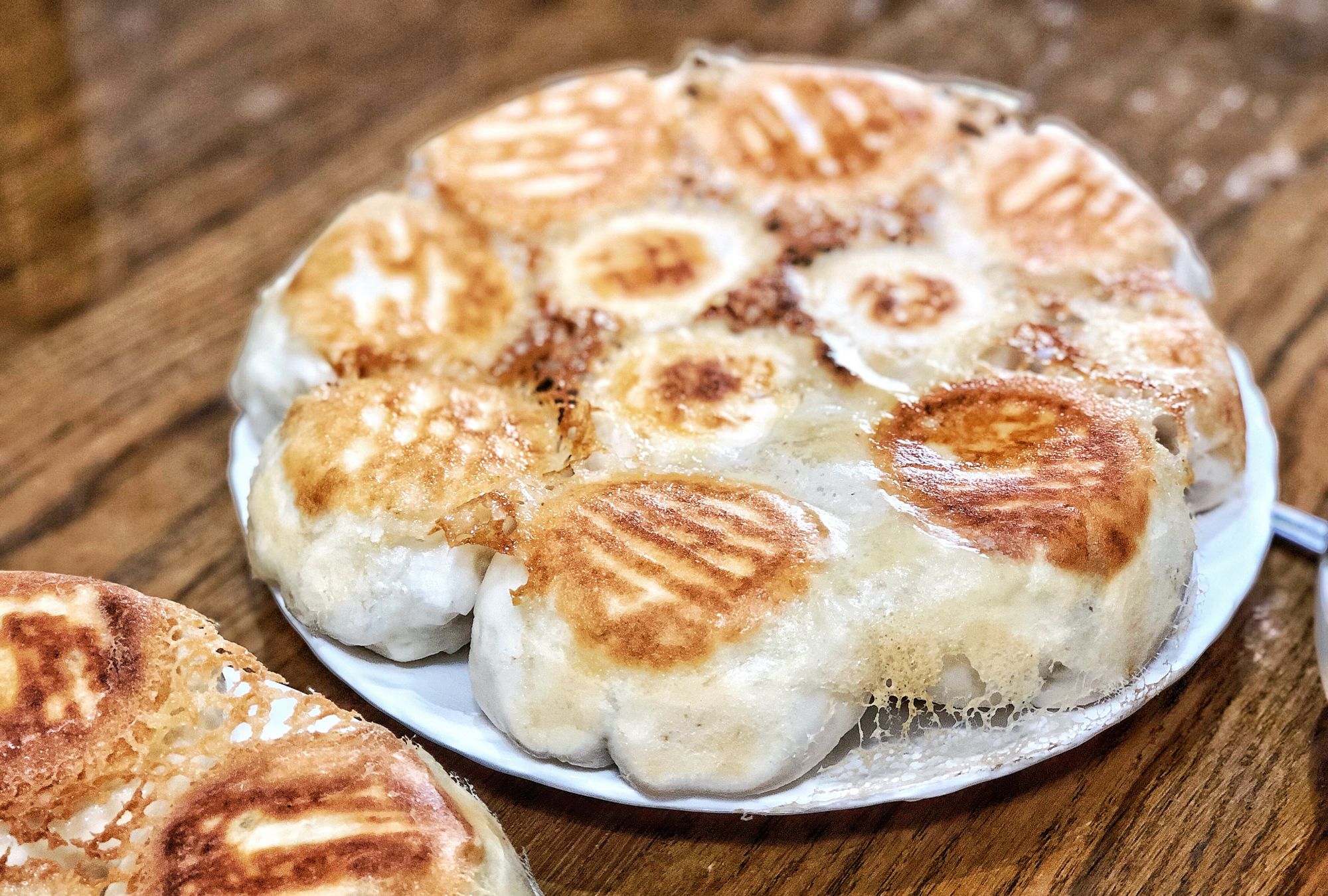 芸豆大肉酱香炉包,皮薄馅多色泽金黄,自己在家也可做出冰花|芸豆|炉包