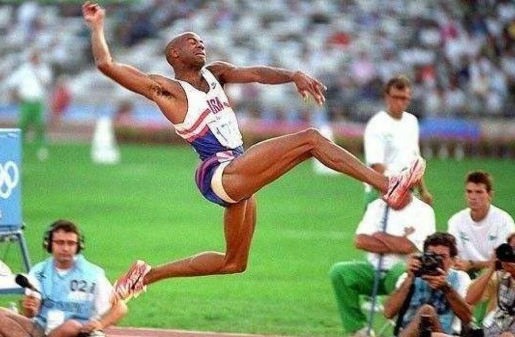 时间回到1991年,当时的鲍威尔在跳远的赛场上跳出了人类历史上最美的