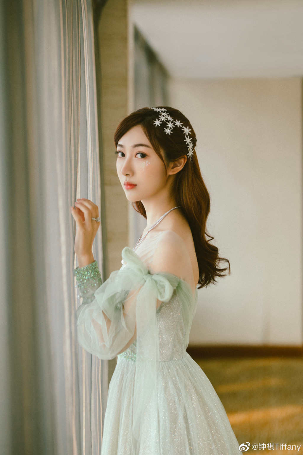 环球小姐美女演员钟祺迷人写真美照欣赏