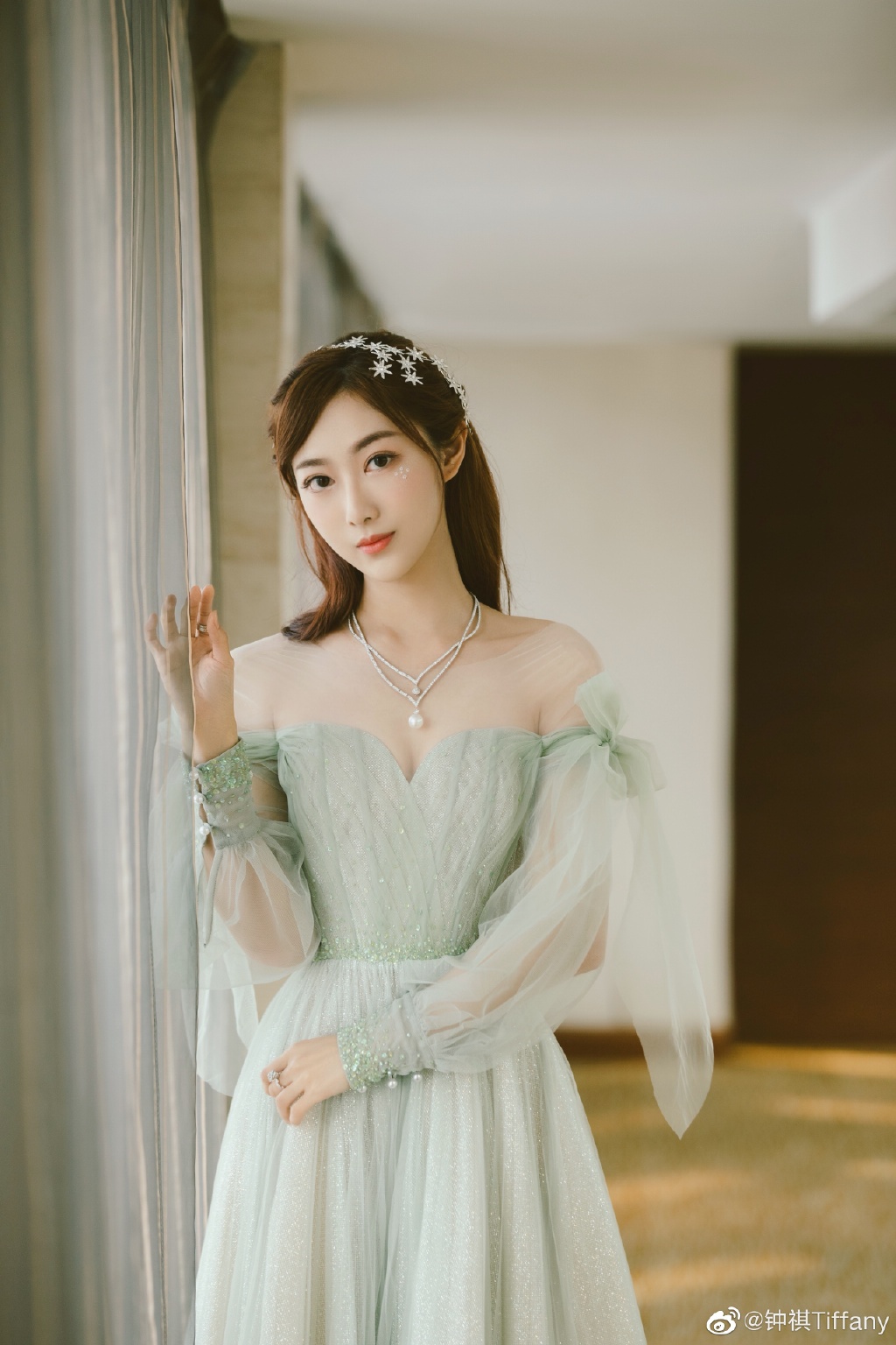 环球小姐美女演员钟祺迷人写真美照欣赏