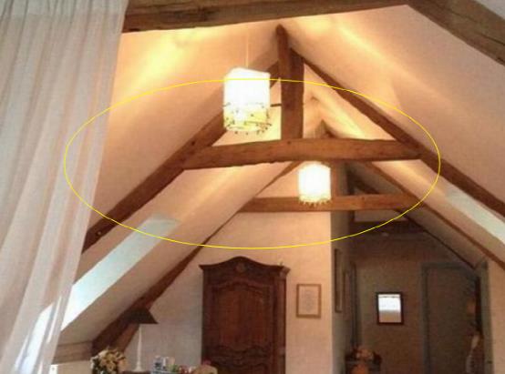 当中最为独特的设计,便是豪宅当中的卧室设计,卧室里的三角形吊顶设计