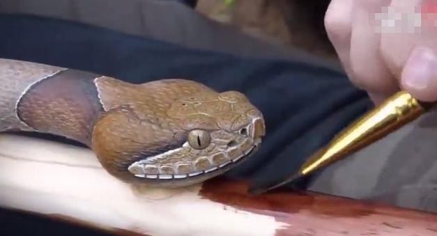 六旬老人做了20年的蛇头拐杖一把卖万元可惜无徒弟