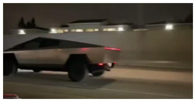 特斯拉皮卡“实车”现洛杉矶公路上，配贯穿尾灯，国内已开启预售