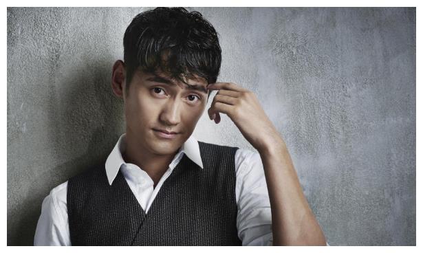 张歆艺带娃探班老公秀恩爱,袁弘扎长辫遛娃画面温馨又搞笑