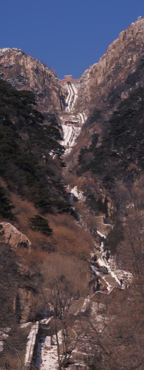 极端恶劣的寒冷天气,泰山就会封山,就是为了防止意外发生.