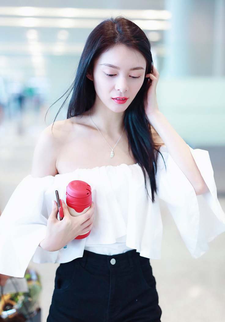 傅菁穿抹胸装玩"锁骨杀" 长腿吸睛人比花娇