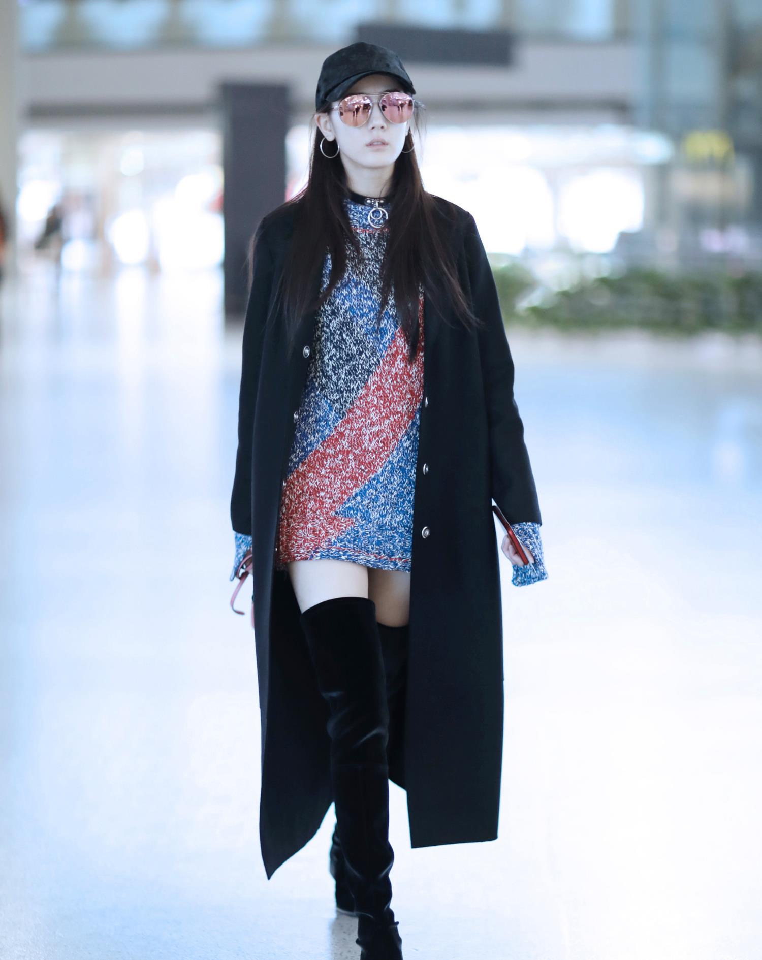 168cm迪丽热巴真"长靴杀手",穿黑色酷劲十足,穿蛇纹更惊艳!