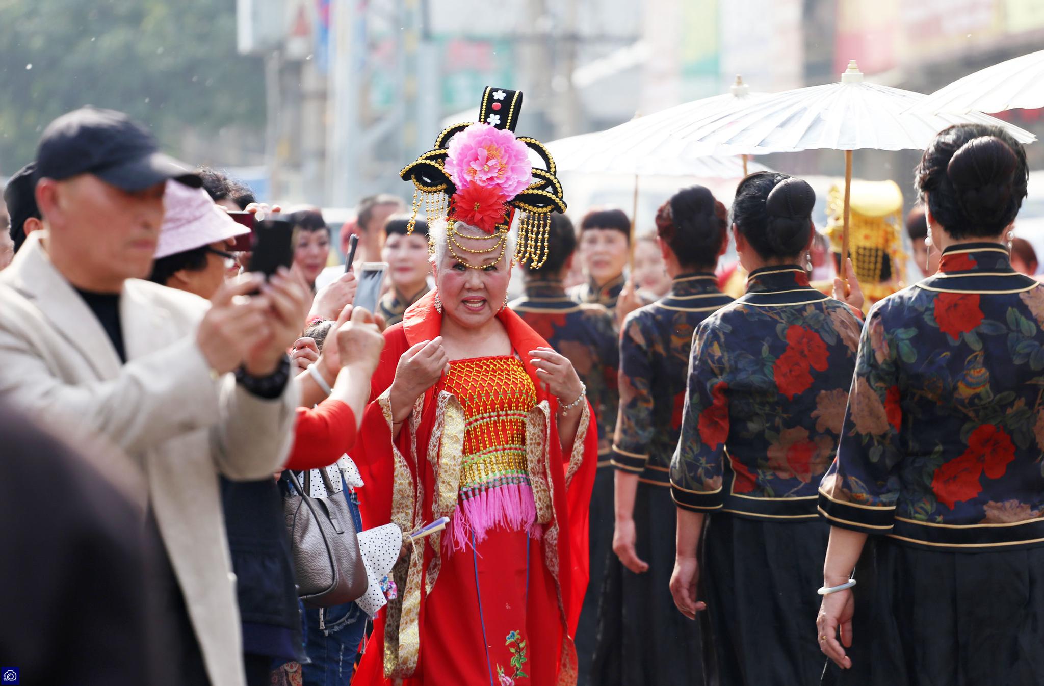 30名大妈穿唐装带游客玩穿越,外国女子因好奇一路"追剧"