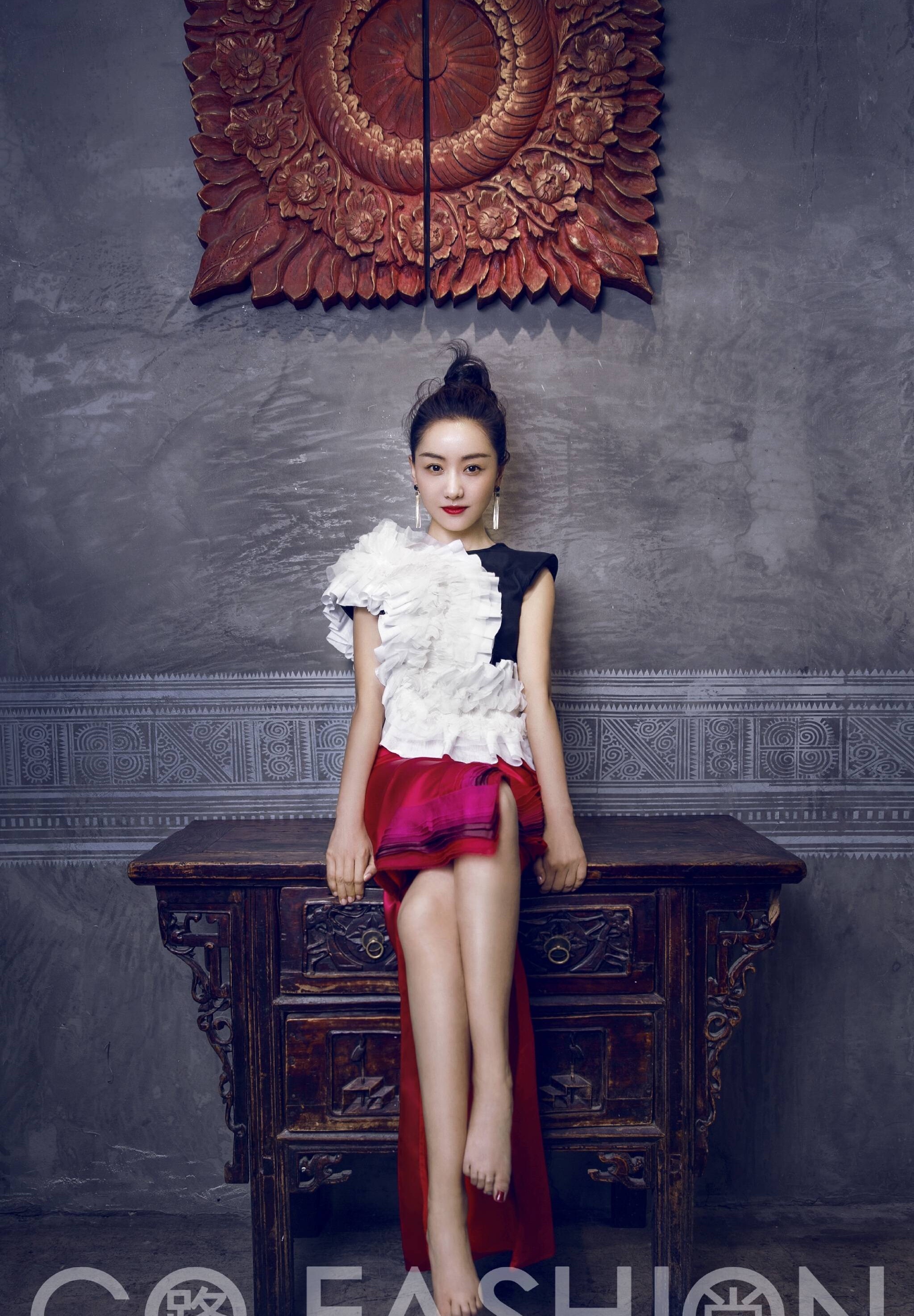 杨蓉复古大片,现代时尚和复古元素的碰撞,优雅知性,魅力迷人