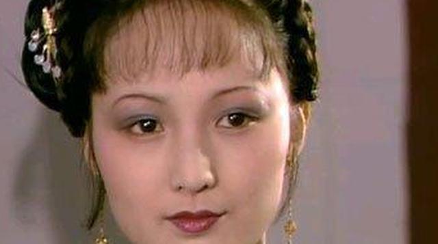 《红楼梦》平儿为什么自作主张把凤姐的斗篷给邢岫烟?