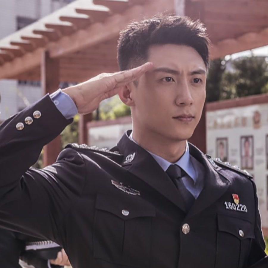 《破冰行动》中李飞拿着死工资,却为何能开起60万的"豪车"?