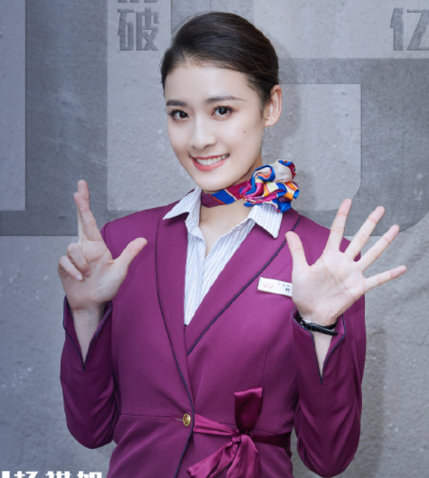 《中国机长》最年轻"乘务员",杨祺如被成功捧红,颜值不输四美