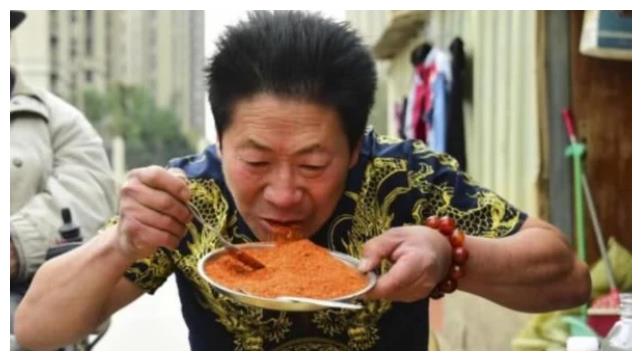 引起舆论地震的"中国辣王",连续50年喝白酒配辣椒,现状如何?