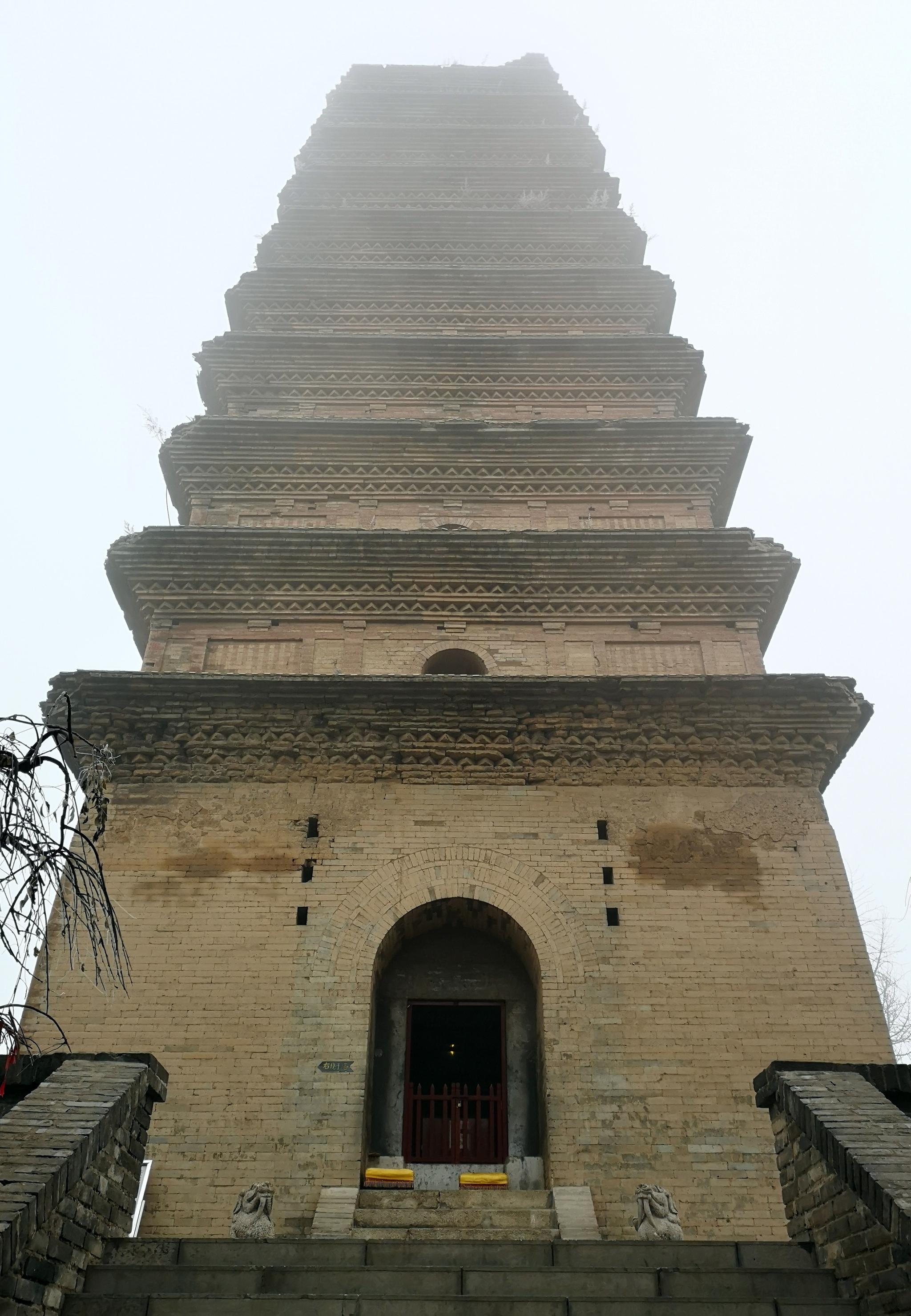 香积寺善导塔位于陕西省西安市长安区潏滈两河交汇处的香积村香积寺内