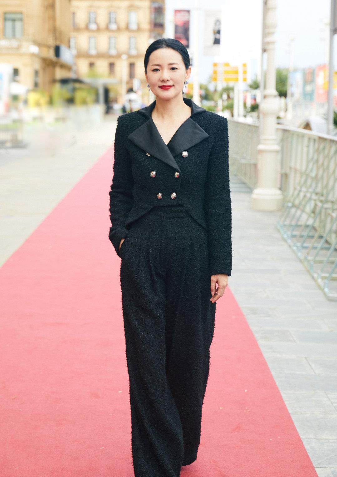 49岁咏梅现身国外电影节首映礼,黑衣红唇超优雅气质满分