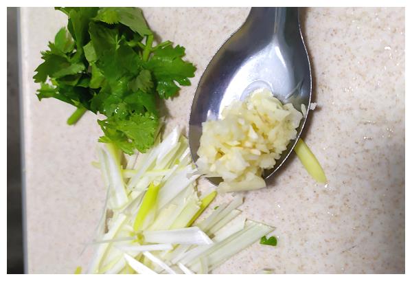 在控干水分的双耳中 放入葱白丝 香菜段 蒜末 然后加调料 色拉油1/2