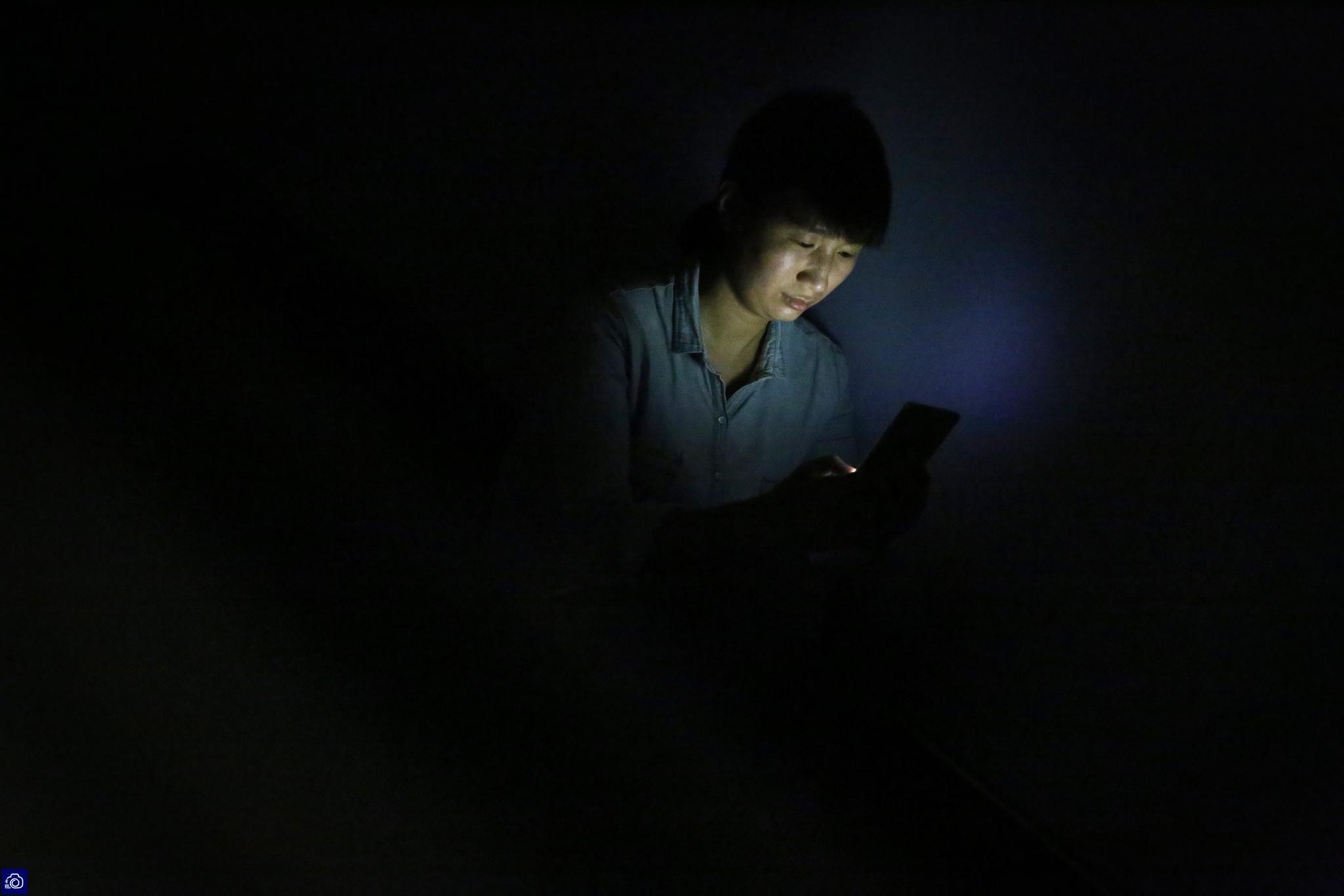 每天夜深人静的时候,难以入眠的王文珂,都会独自坐在楼梯间翻看手机中