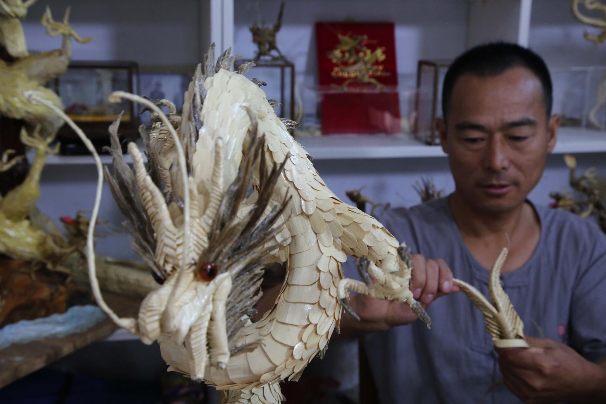 江苏连云港:草编非遗达人花两个月 创作70条龙为祖国母亲庆生