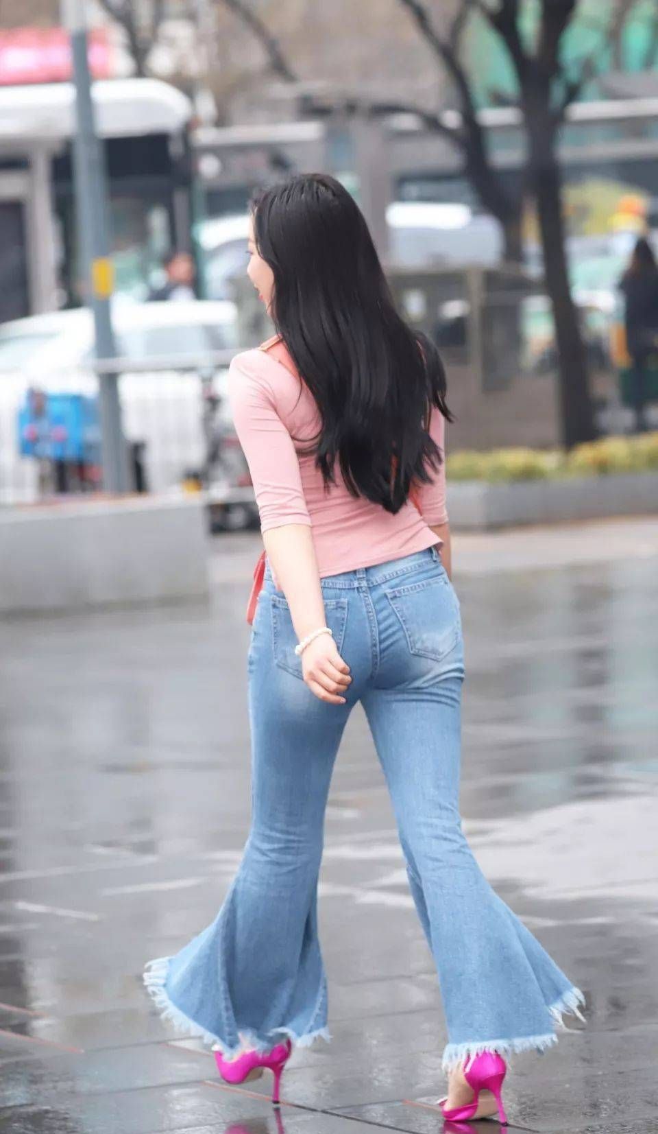 街拍:美女长相甜美,身材丰满很有料,肯定跟健身房有关系!