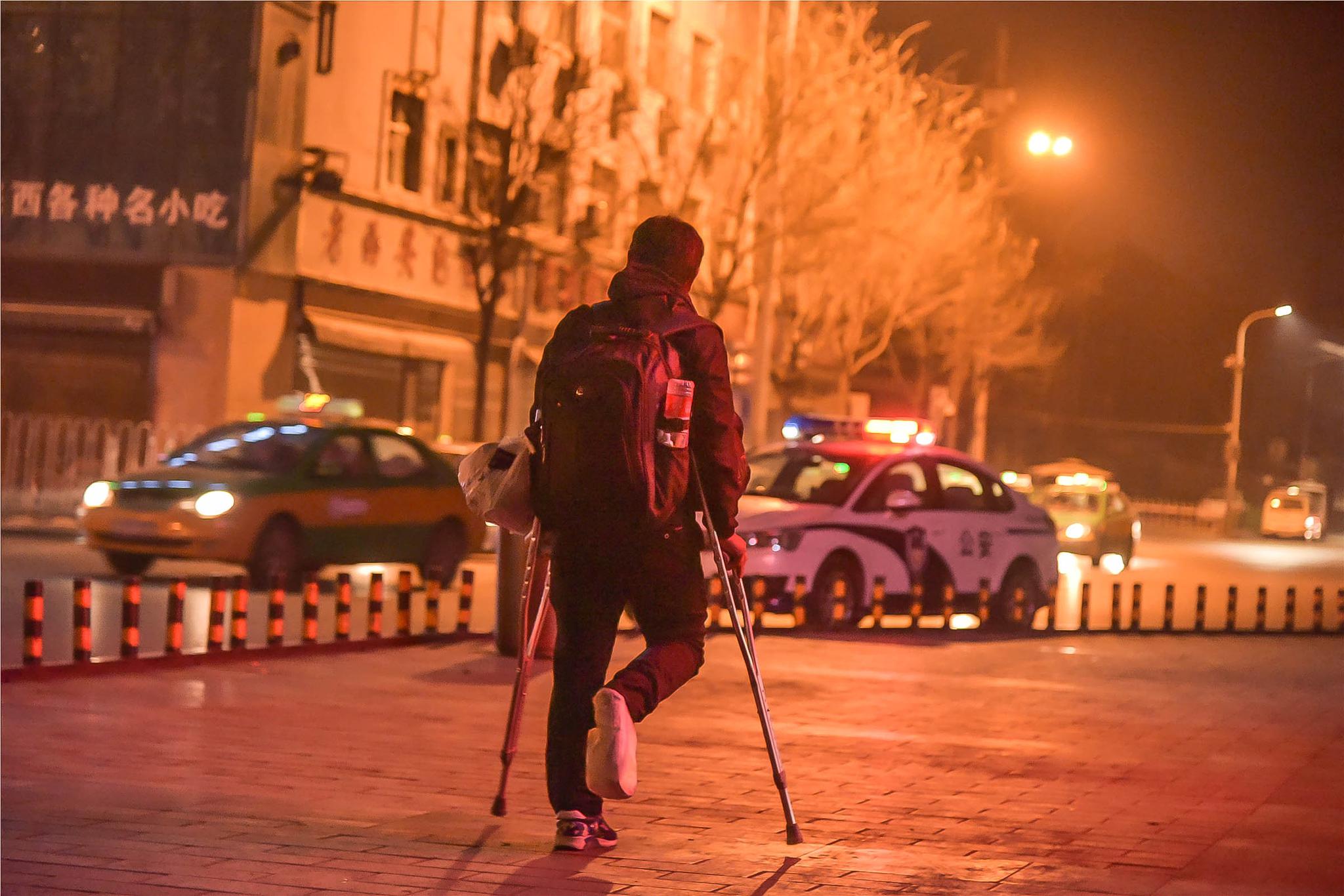 深夜火车站:24岁小伙过年离家谋生,30岁瘸腿男子拄拐返乡