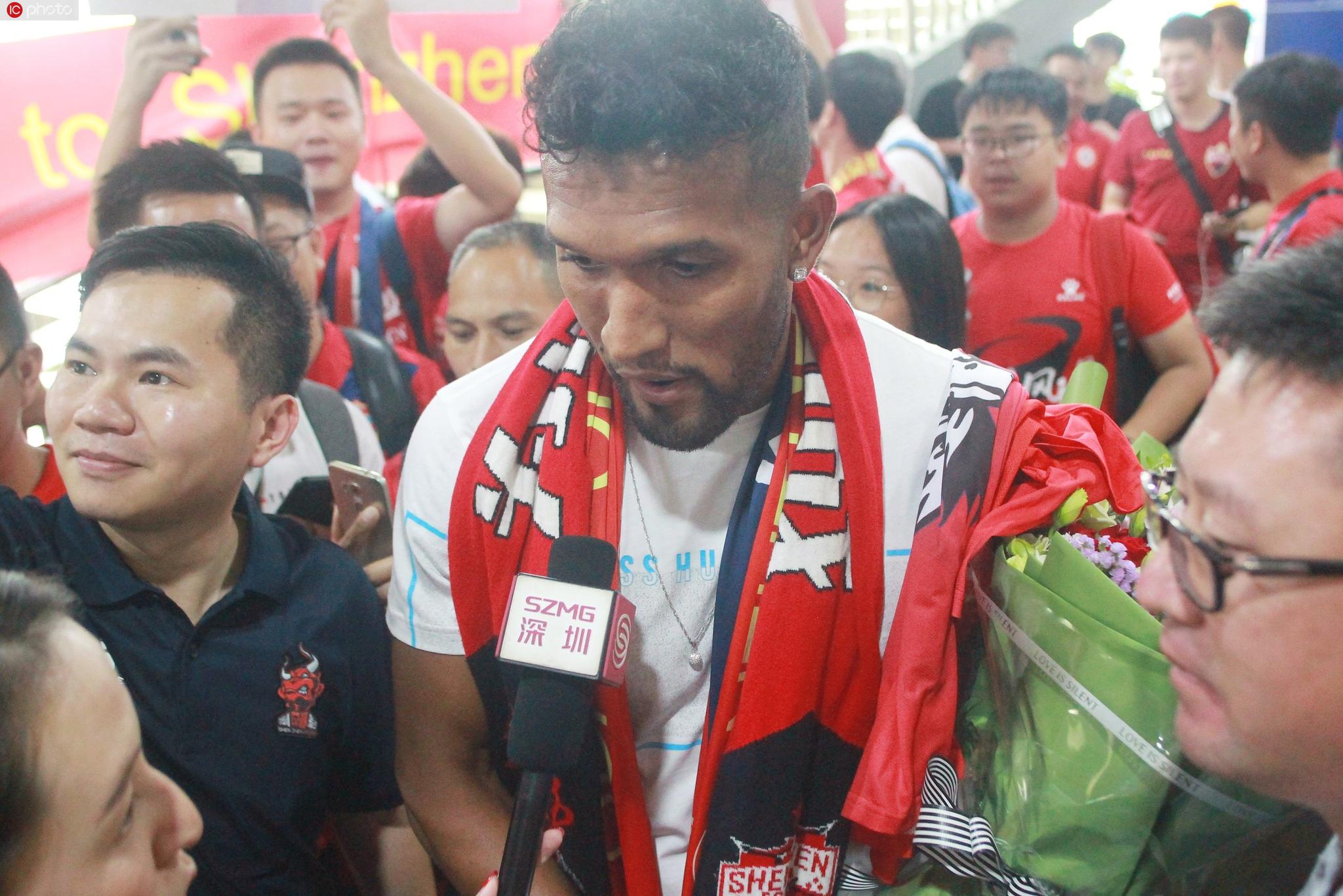 深足新外援迭戈-索萨抵达深圳,众多球迷机场迎接!