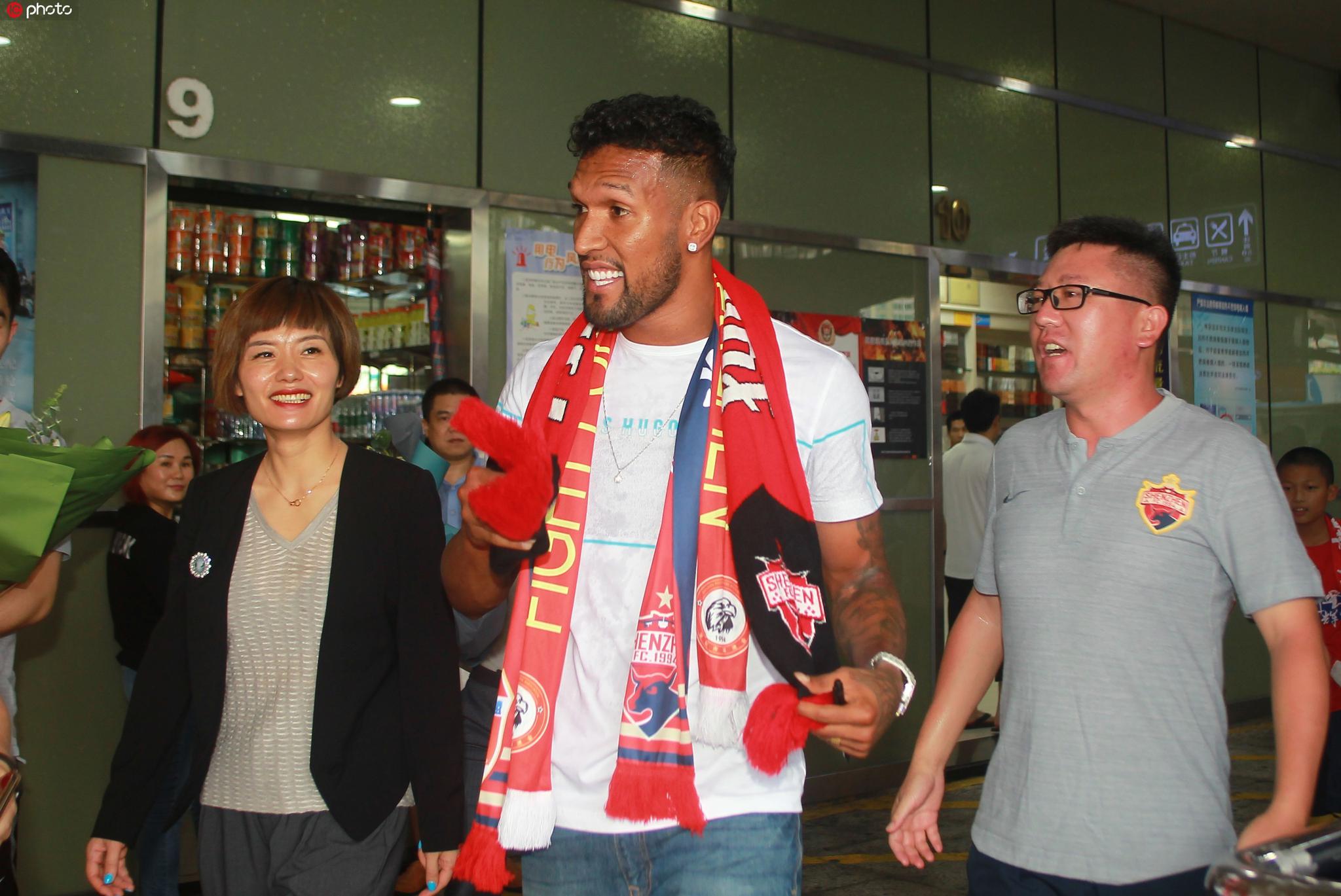 深足新外援迭戈-索萨抵达深圳,众多球迷机场迎接!