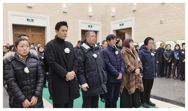 赵忠祥表情安详身盖党旗众人瞻仰遗容沉痛告别