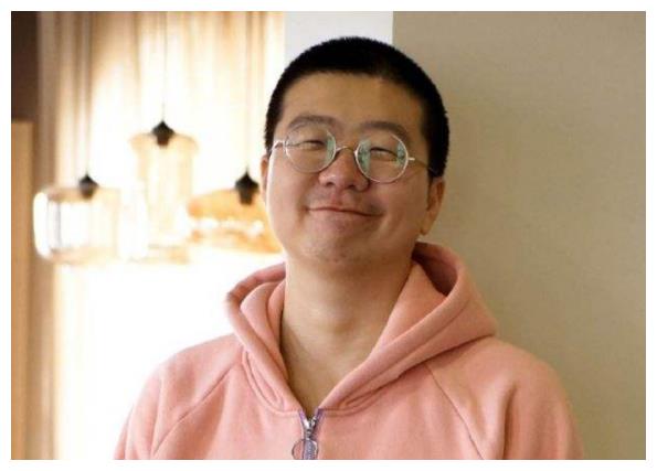 李诞为什么能娶到黑尾酱?当看到他大学照片,真的挺帅的