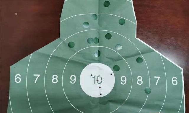 这个新兵很厉害,首次打靶就满环!好样的,新战友