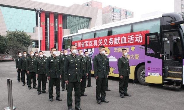 四川省军区官兵踊跃义务献血 缓解防疫燃眉之急