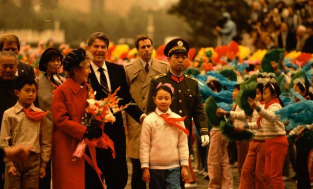 1984年美国总统里根访华照片：到玉佛寺拜佛上香