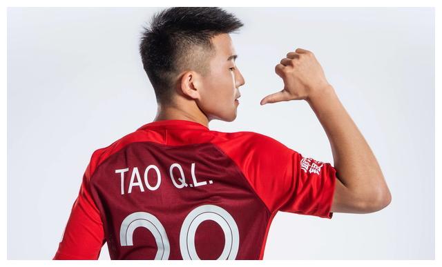 泰州第10签揽曼联旧将!权威确认陶强龙赴大连人 国足40强赛生变
