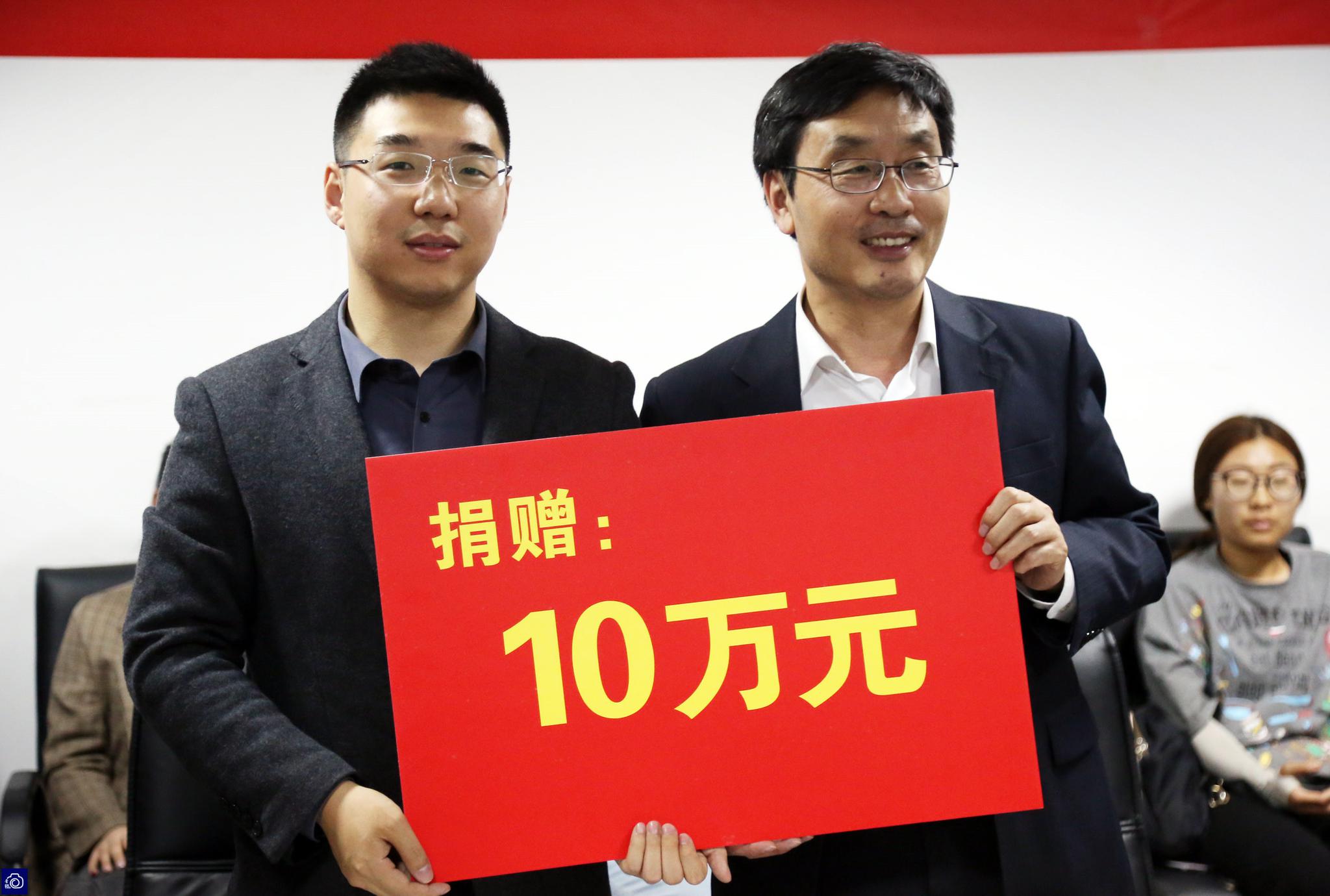 学长向女友求婚先给学弟学妹发3120元红包,然后再给母校捐款