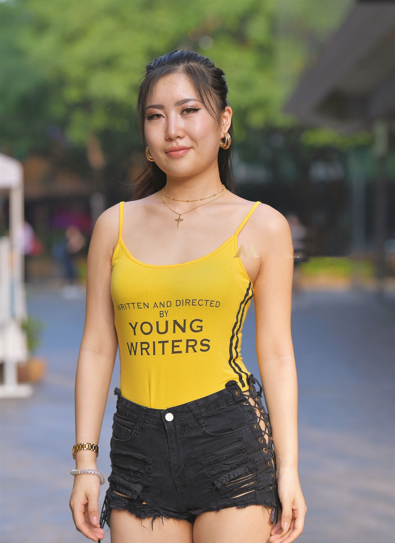 街拍:黑色单肩上衣 牛仔紧身裤,长发美女烈焰红唇,动人心魄