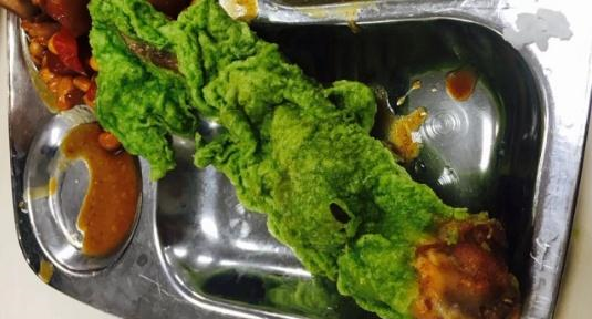 高校食堂黑暗料理又走红了,这次是新花样,学生表示惹不起!