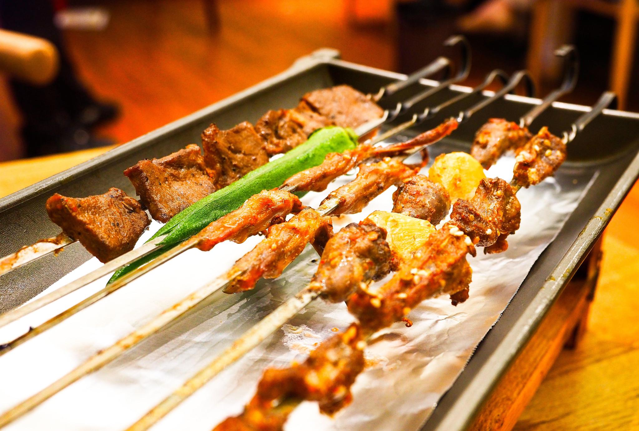 成都东门一烧烤店,用半人高的瓦罐烤肉香飘四溢,堪称夜宵大魔王