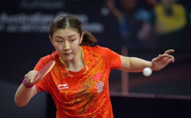 林慧卿,运用了接突击球的技术巧接"追身球"