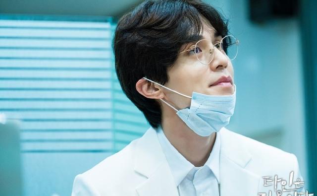 在电视剧中,李栋旭饰演的一位表面温暖内里却蕴藏无限黑暗的腹黑牙医