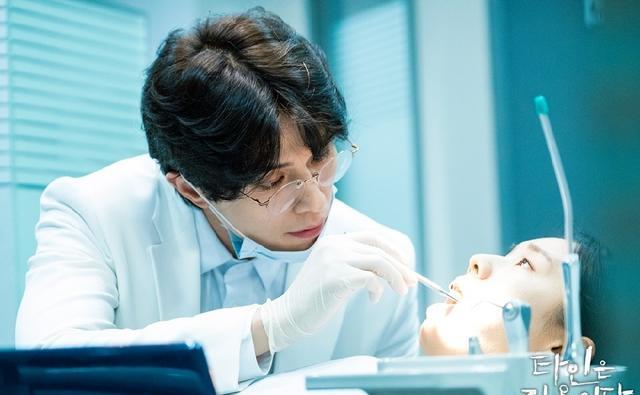 在电视剧中,李栋旭饰演的一位表面温暖内里却蕴藏无限黑暗的腹黑牙医