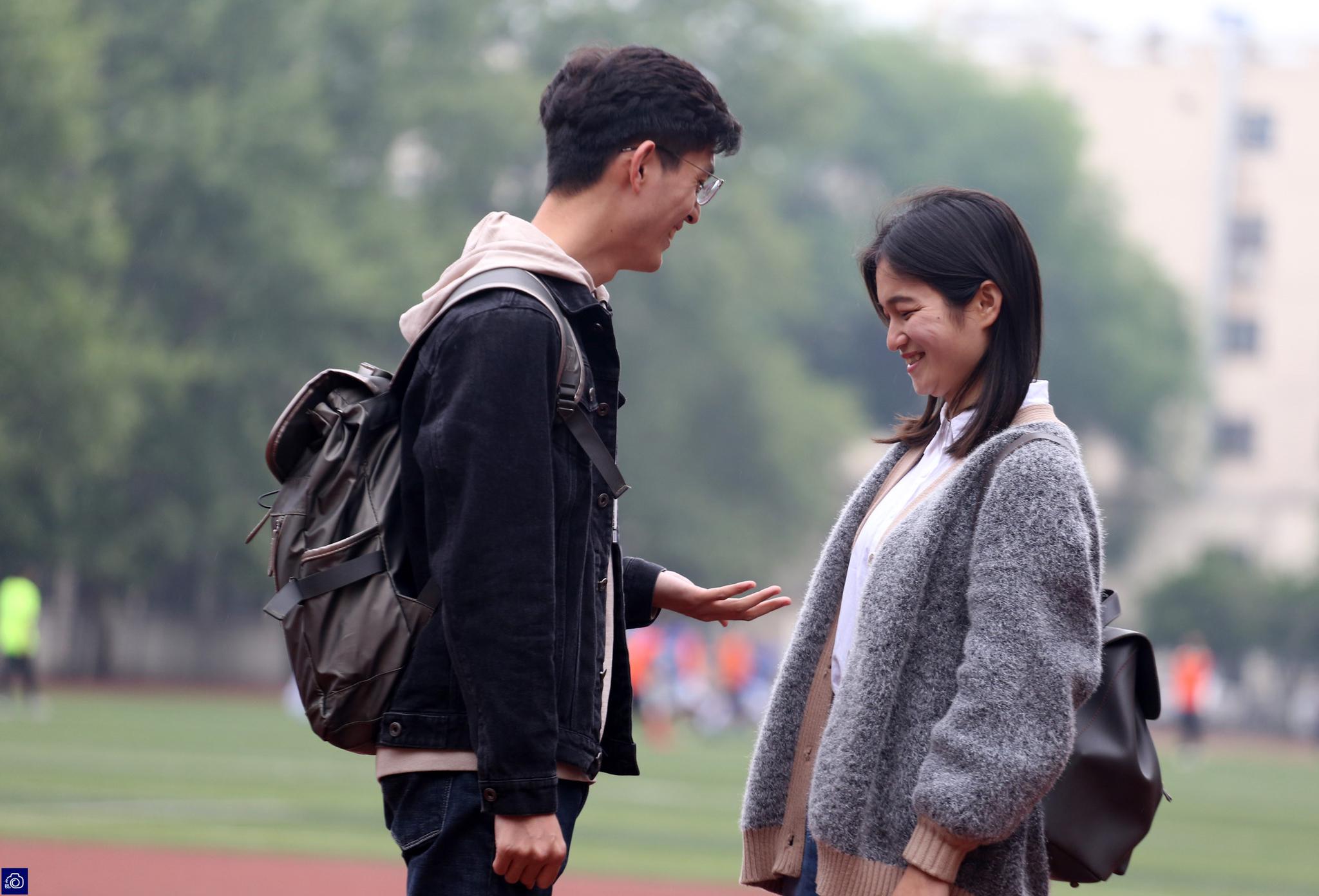 情侣学霸恋爱两年考上同校研究生,平时谁成绩差谁请吃大餐