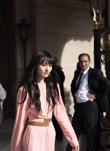 郑爽巴黎时装周生图曝光,脸色蜡黄骨瘦如柴山根鼻拔地而起